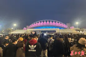 没票也来武汉，上千位刀迷场外听演唱会图片