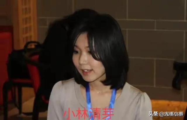 八宝山的雪漫天飞舞	，寒冷刺骨，一场特殊的告别仪式在这里举行