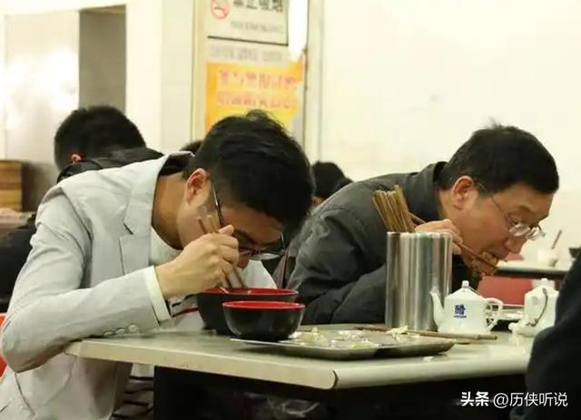 年轻人正在逃离上海！真相很扎心，577万的老人，谁来也遭不住！