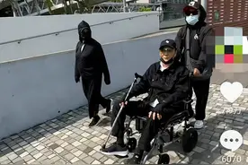 89岁谢贤坐着轮椅晒太阳，两个保姆服侍，风流一生身边不再有女友图片