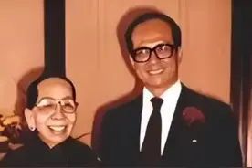 70年代，李嘉诚和母亲，一张罕见留影，看大耳垂就知道是有福之人图片