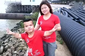 20岁美少女执意嫁网红侏儒，结婚10年生了两个孩子，现在生活怎样图片