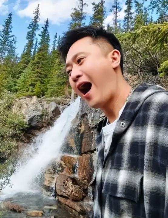 闯祸了！央视主持人出国旅游，携妻女高调炫海外生活，被网友骂惨