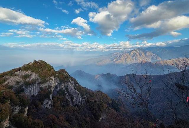 秦岭金秋美如画 层林尽染引客来