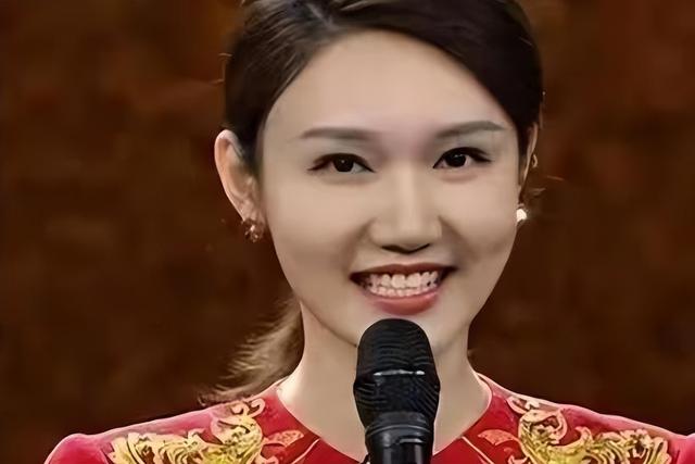 不装了！央视主持人龙洋新身份曝光，36岁的她早已走上另一条道路