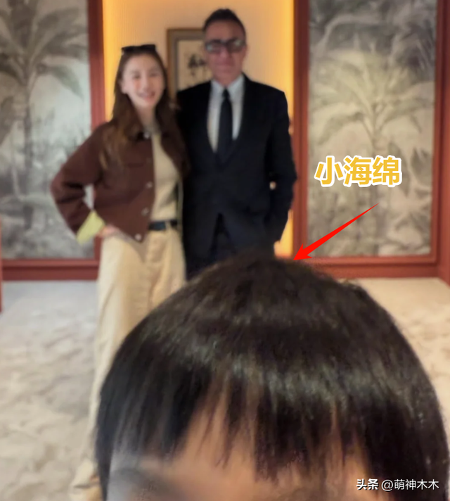 36岁杨颖现状曝光！带儿子去香港定居，机场独自拎行李背影狼狈