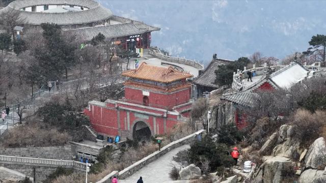 下雪了！泰山今冬初雪如约而至，岱顶开启冰雪盛景