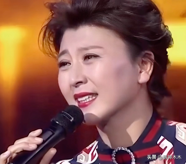 闫学晶儿子被持续举报！毕业大合影曝光，疑似侵占名额进入中戏