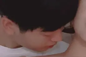 凌晨睡着男朋友消失了，却忽然被人用力吻醒！图片