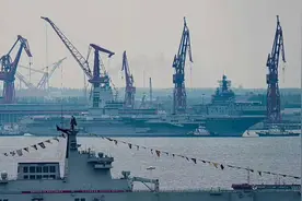 长兴岛航母多到挤不下？3艘16万吨“平板”同框，076外飘甲板成型图片