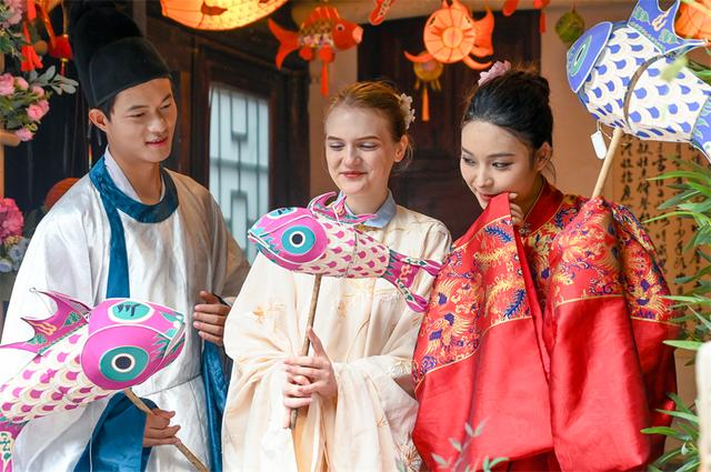 贵州云峰屯堡“村T”大秀上演 民族时尚跃动六百年古巷