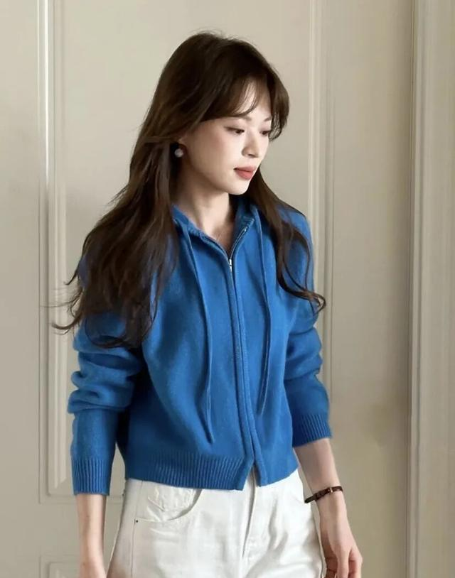 今年秋冬一定要试试蓝色针织，清爽减龄！太显气质了