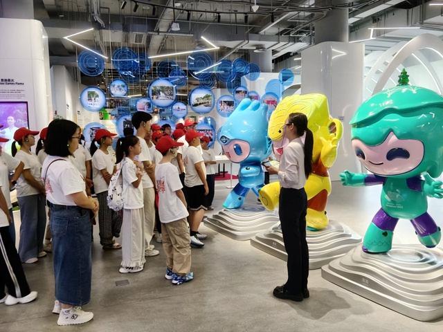 科技探秘、文化寻根、诗意赏湖……这场公益夏令营，带领青少年解锁成长新体验
