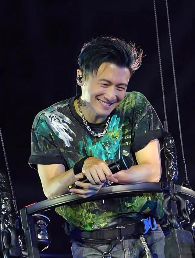 谢霆锋广州演唱会“封神”，张杰、周杰伦估计后槽牙都要咬碎了。