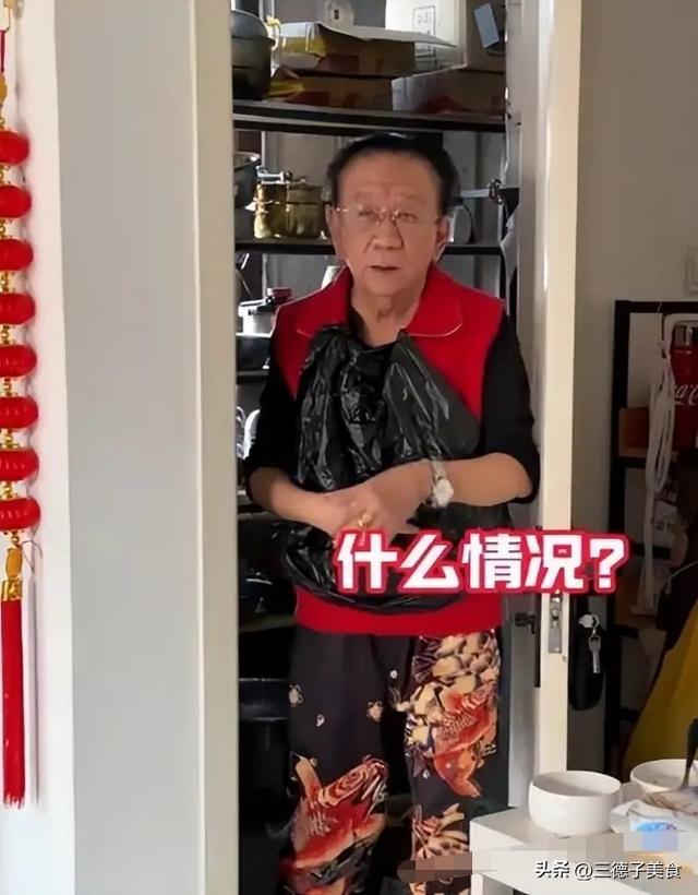 独居北京无人照料，家中杂乱简陋环境寒酸	，79岁侯耀华晚年凄凉