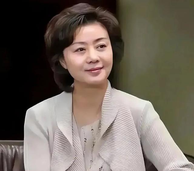 至今未婚未育，身边却有男人陪了近27年！59岁的她才是人间清醒