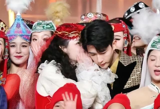 该翻旧账了！于朦胧离世不到24小时，恶心一幕出现，李成儒遭大殃
