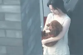 范冰冰小区里遛狗，没有化妆打扮，穿着汗衫短裤，邋遢至极。图片