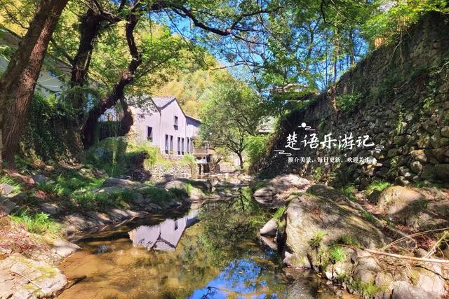 浙江宁波的山间古村，特色民宿藏在树林之中，溪水中流成玩水胜地