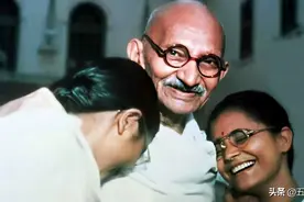 老照片回顾甘地一生：长期与裸女洗澡同睡，建议中国放弃抗日图片