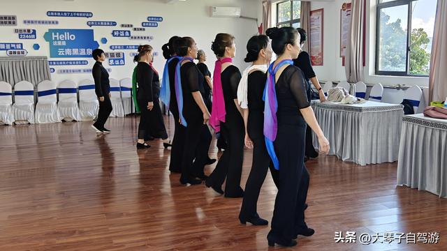 云南柯街温泉免费泡脚，15元吃撑，天南地北的人来了就不想走！