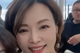 主持人董卿现身上海国际小学，参加11岁儿子的活动，她漂亮又优雅图片