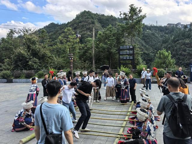 西江景区苗族“竹竿舞”舞出游客快乐加倍体验感