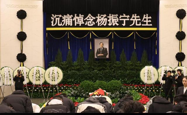 杨振宁的葬礼：身体覆盖国旗，翁帆哭肿双眼，重量级人物到场送别
