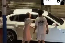 耳光+板砖，女子街头狂怒！男子两拳反击，网友直呼：太解气！图片