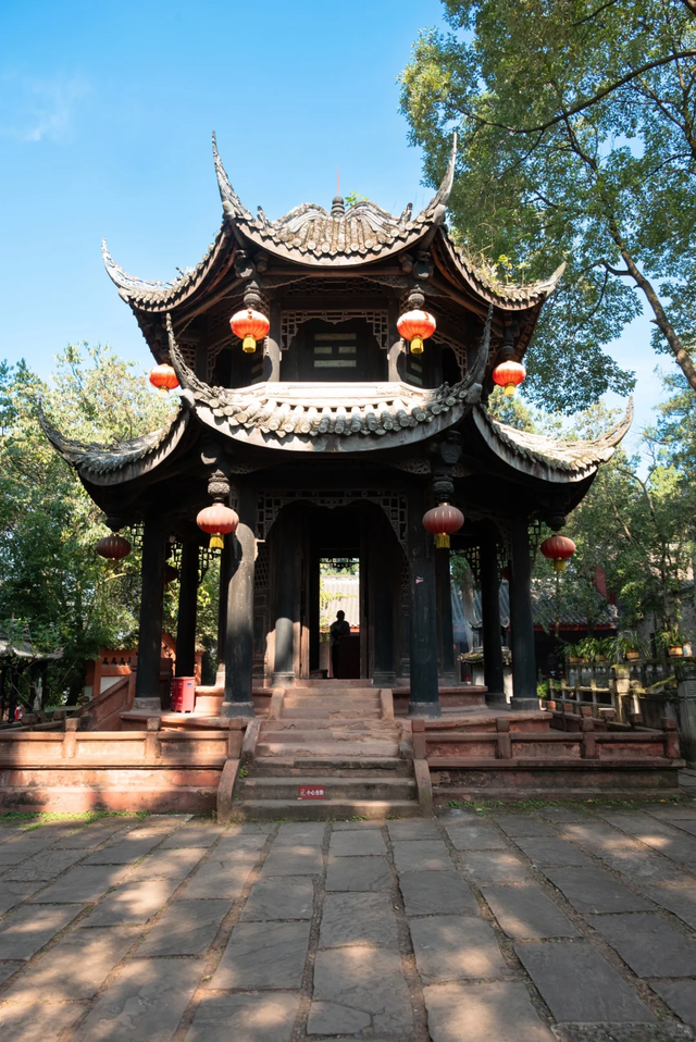 成都地铁直达！被低估的小众徒步秘境，10元斋饭好吃吃到撑