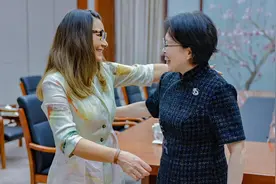 卢拉夫人在北京第二天美翻了！穿印染连衣裙好嫩，优雅又显知性美图片