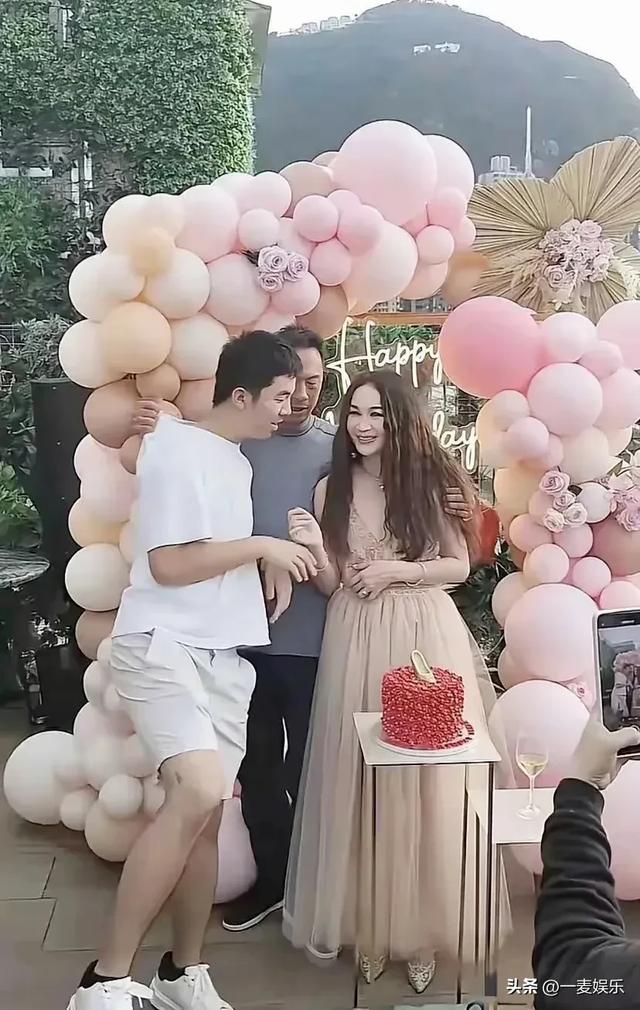 温碧霞生日露半胸，丈夫穿布鞋像农民，养子简直是翻版