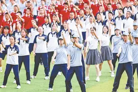 投篮机、娃娃机、跳舞机……双十中学把游乐场搬进校园图片