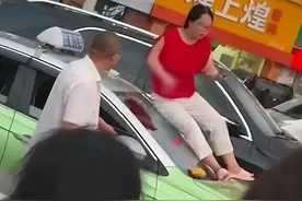 辣眼睛！女子脱光在出租车上“蹦迪”，知情人曝原因，评论区炸锅图片