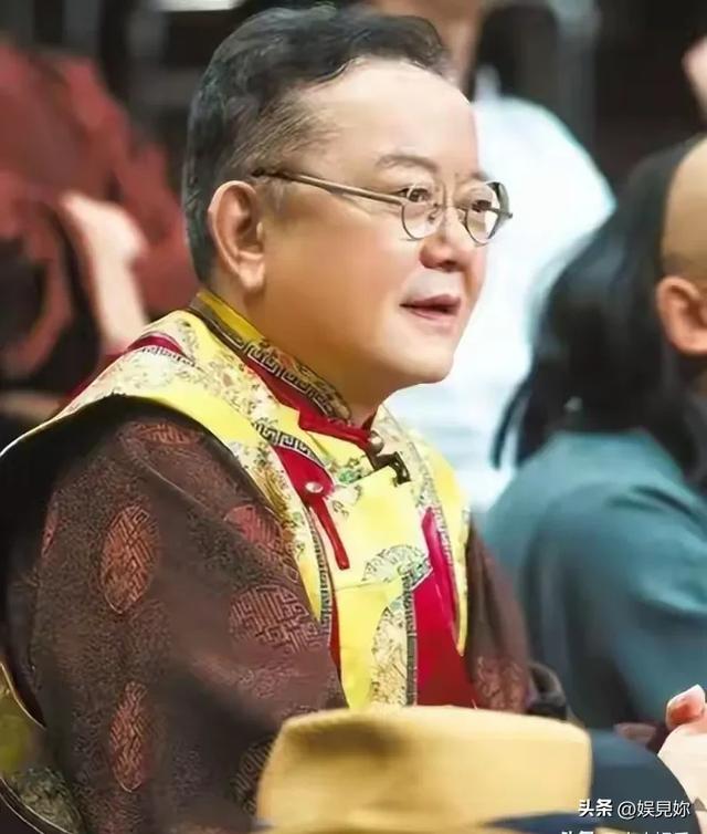 事实证明，被传卖掉上亿豪宅移民美国的王刚，已经走上另一条大道