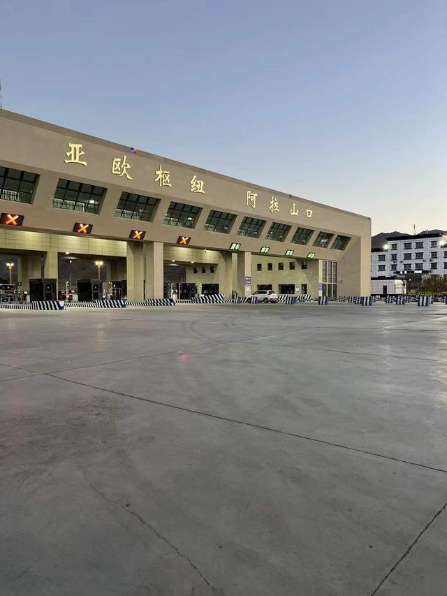 中哈边界上这座“小”城，离海最远的陆地点，一年300多天刮大风