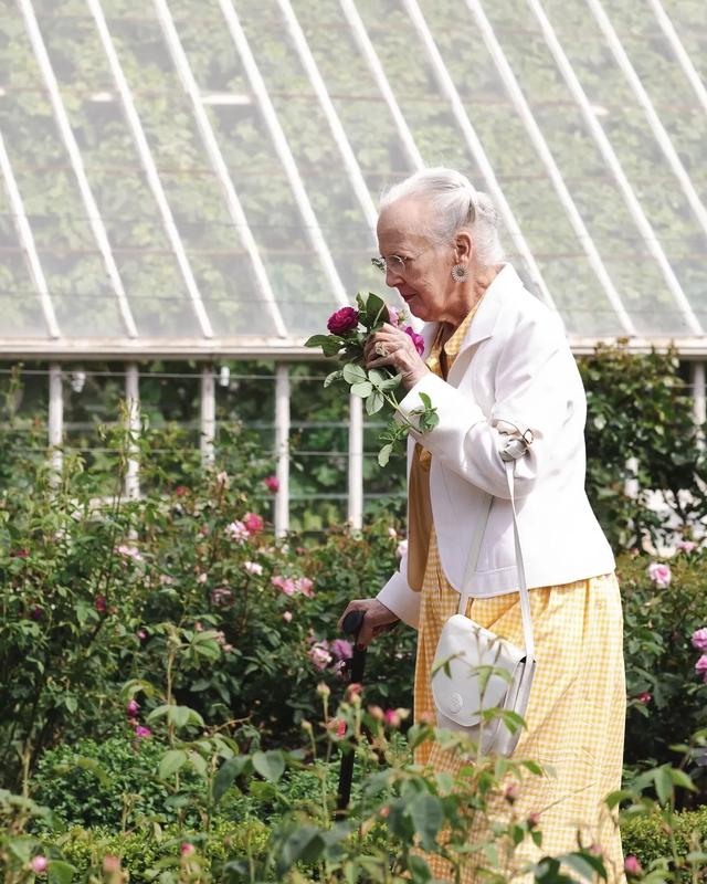 丹麦王后一生穿花相伴，美了一辈子！她把裙子穿得好浪漫！！