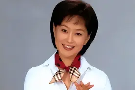 她从中专生变身央视一姐，10年单身背后都是泪水，44岁携子再嫁图片