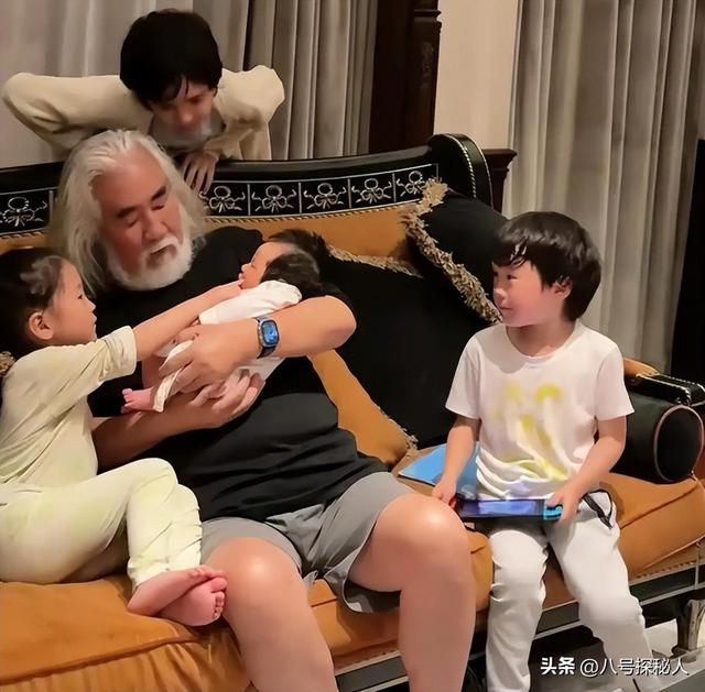 74岁张纪中“服老”了，剃胡须染黑发年轻20岁，和杜星霖更般配