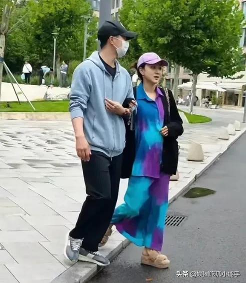 马龙夏露散步被偶遇，两人挽着手好甜，夏露穿搭看不懂有点显胖