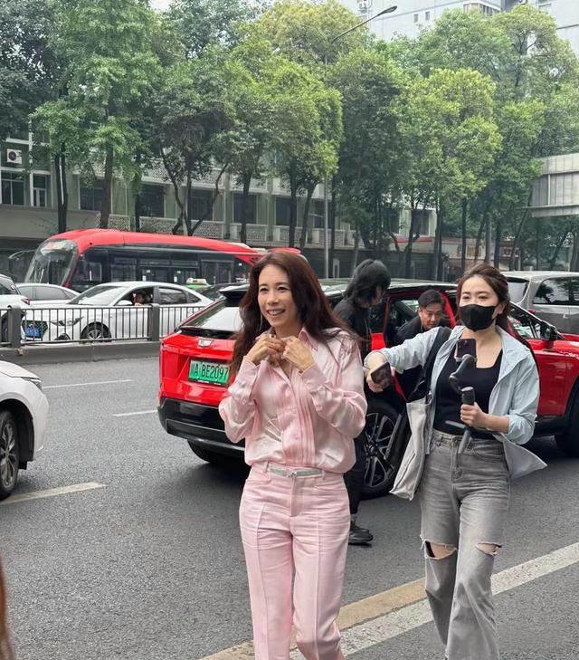 莫文蔚，以前觉得她长相很一般，如今越看越好看