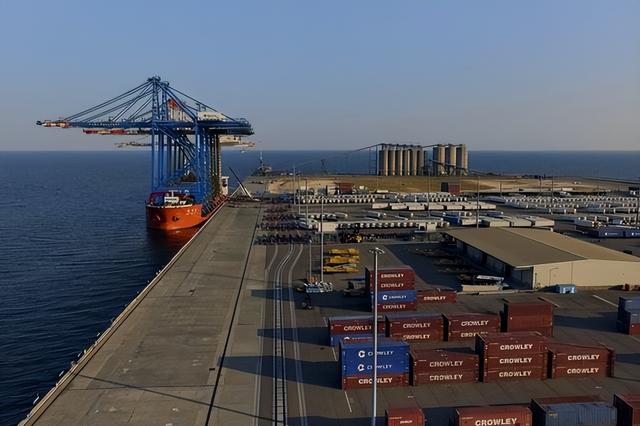 中美博弈再度升级？特朗普一声令下，中国92台起重机被突击检查