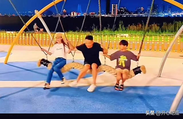 小玥玥和小箖箖街头骑车散步，爸爸推姐弟俩荡秋千，玩得太开心了