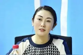 李绍萍局长的办公室曝光，非常的简约大气，局长在认真学习工作！图片