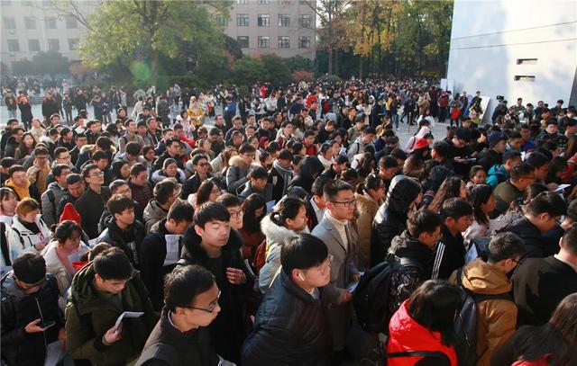 醒醒吧，如果不在机关事业单位，那想稳定干到退休几乎不可能！
