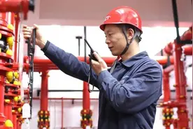 徒手掰断行凶歹徒的尖刀，他是守护群众安全的真汉子图片