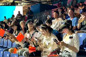 花少明星看奥运体操，用运动员的苦笑当他们的自拍背景，笑得灿烂图片