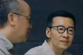 窦唯现状曝光：隐居阿那亚，光头蓄须穿人字拖，网友直呼认不出！图片