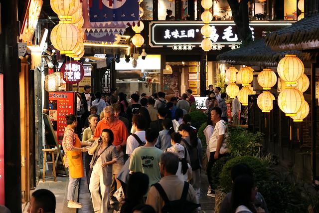 国庆中秋接待游客超82万，武侯祠以当代叙事重构文化坐标