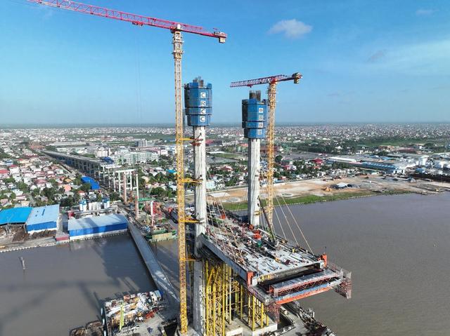 中国建成世界第一高桥，引起美国内讧，议员怒喷：我们只会搞破坏